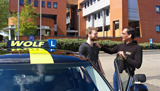 Tijdens onze opleiding word je in slechts 8 maanden klaargestoomd tot rijinstructeur. De opleiding is opgedeeld in 5 fasen. We leggen graag aan je uit wat je per fase kunt verwachten.